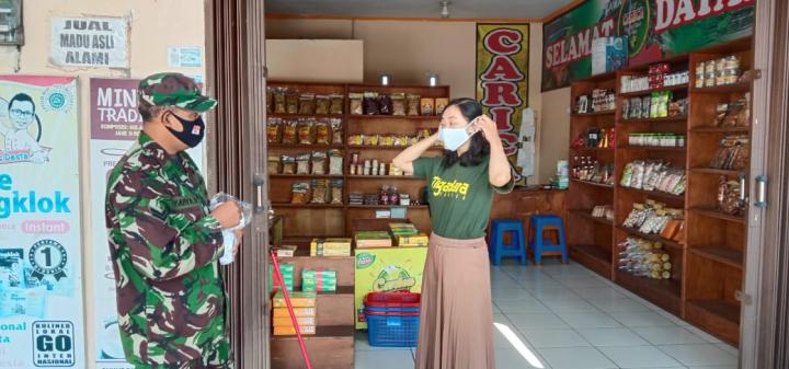 Koramil 03/Mojotengah Gelar Razia Prokes dan Bagikan Masker